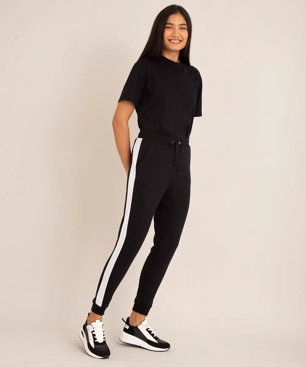 calça feminina jogger cintura média em moletom com faixa lateral preta