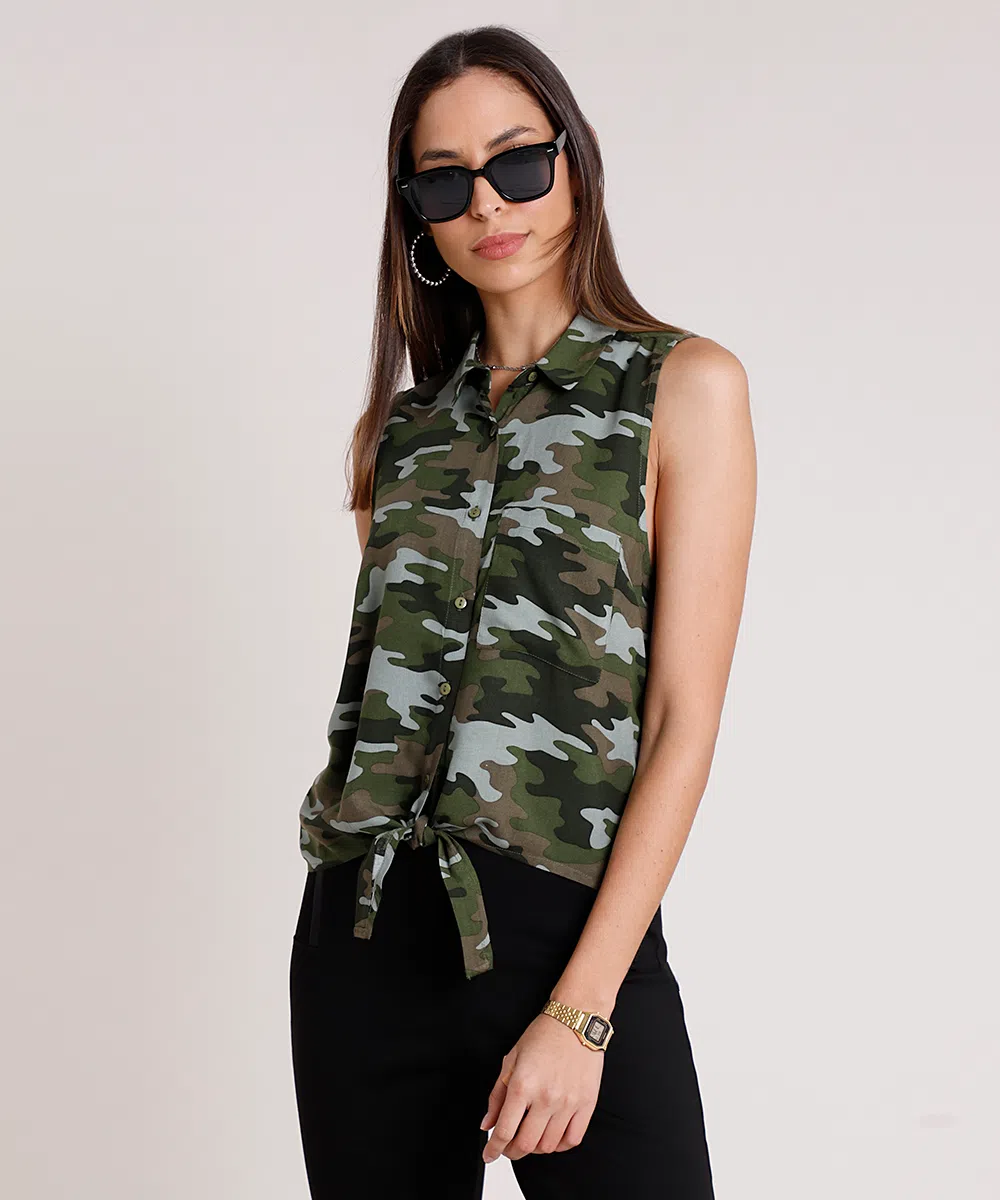 camisa feminina estampado camuflado com bolso e nó sem manga verde militar